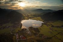 Blick auf den Walchsee mit dem Ort Walchsee. • © TVB Kaiserwinkl